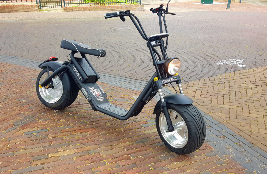 scooter geparkeerd naast kerk Midsland